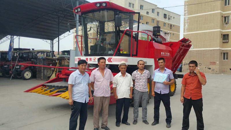 新疆客戶提車現(xiàn)場